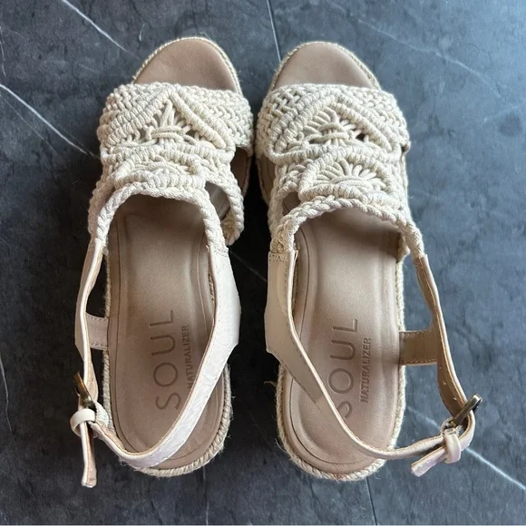 Naturalizer Cream Sandals with Woven Design - Picture 4 of 8